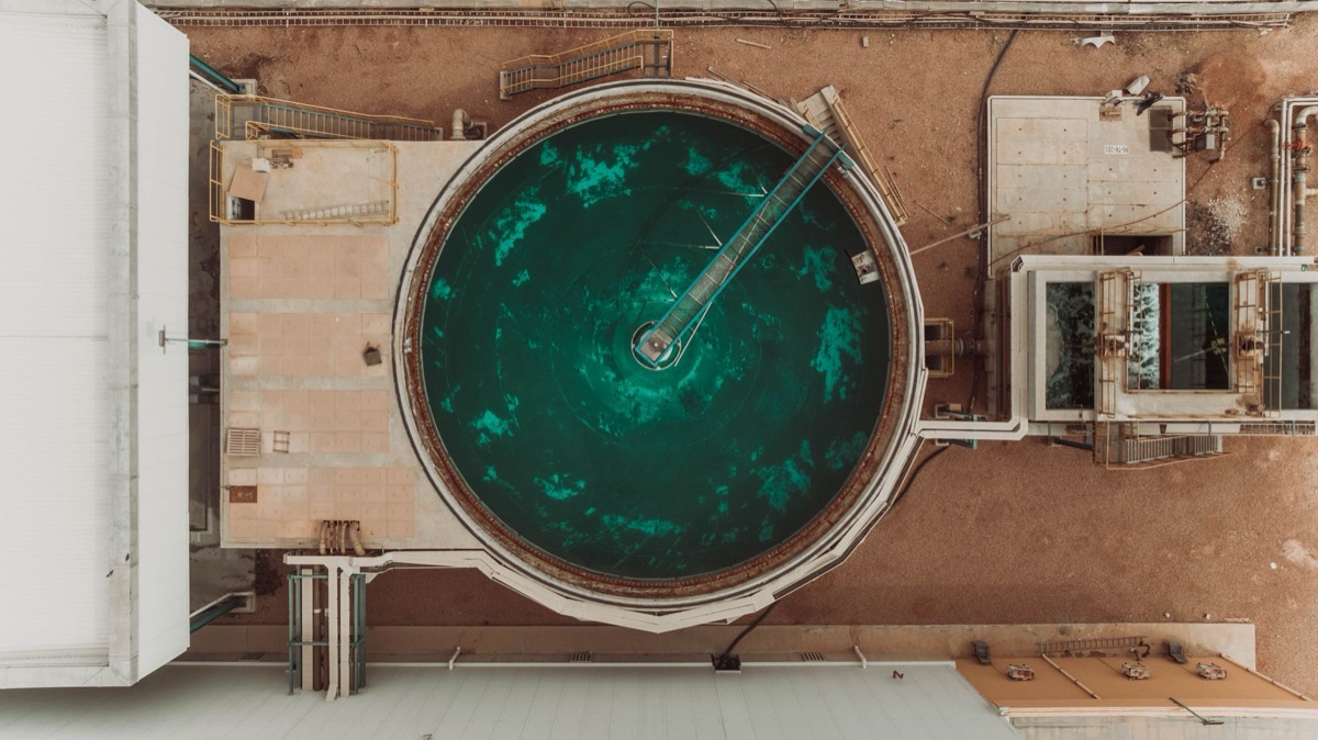 immagine di un impianto di allevamento con serbatoi d'acqua