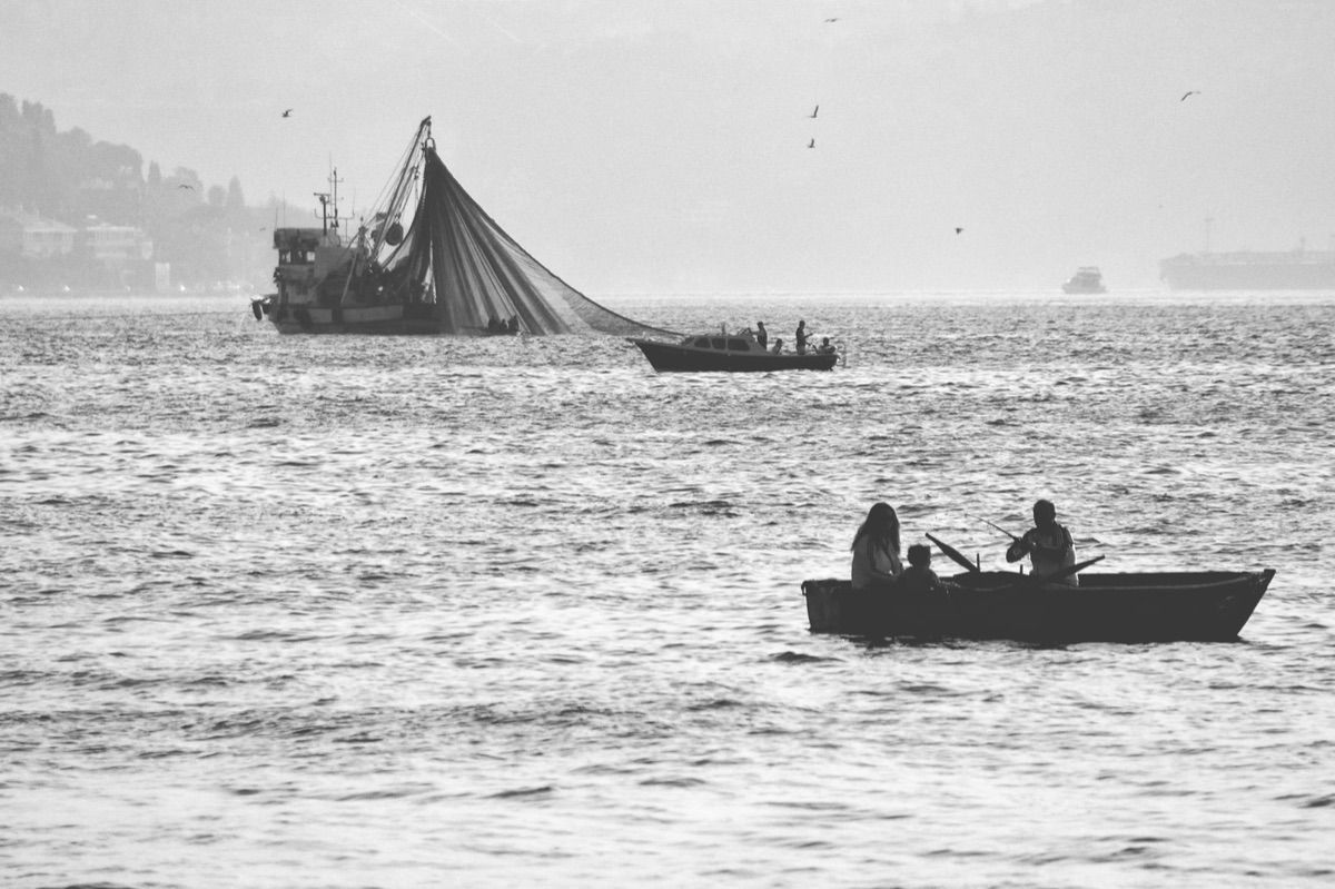 barco de pesca com redes