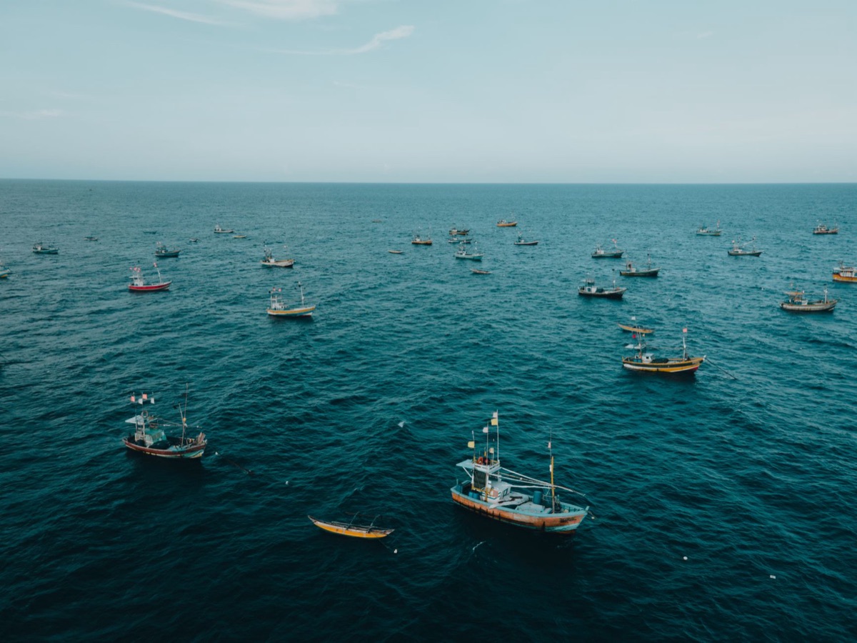 oceano azul com barcos de pesca