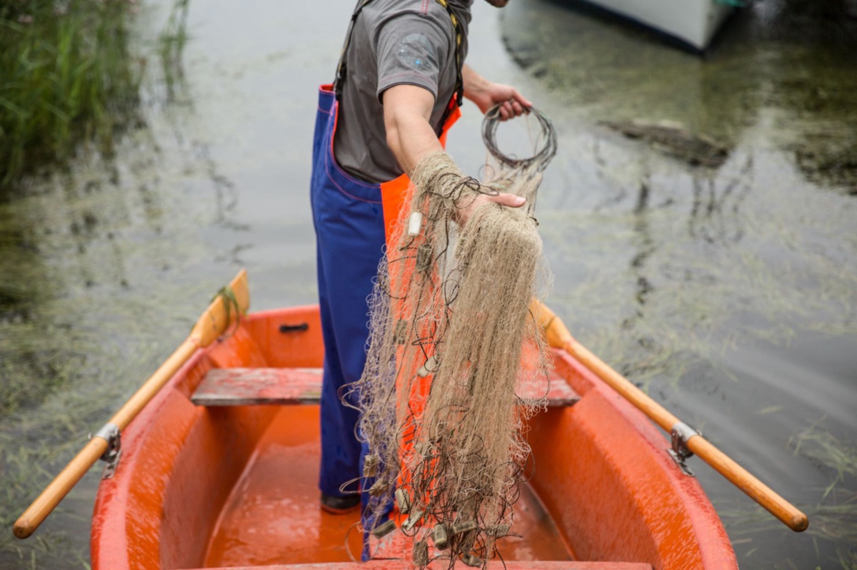 Fischer mit Fischnetz