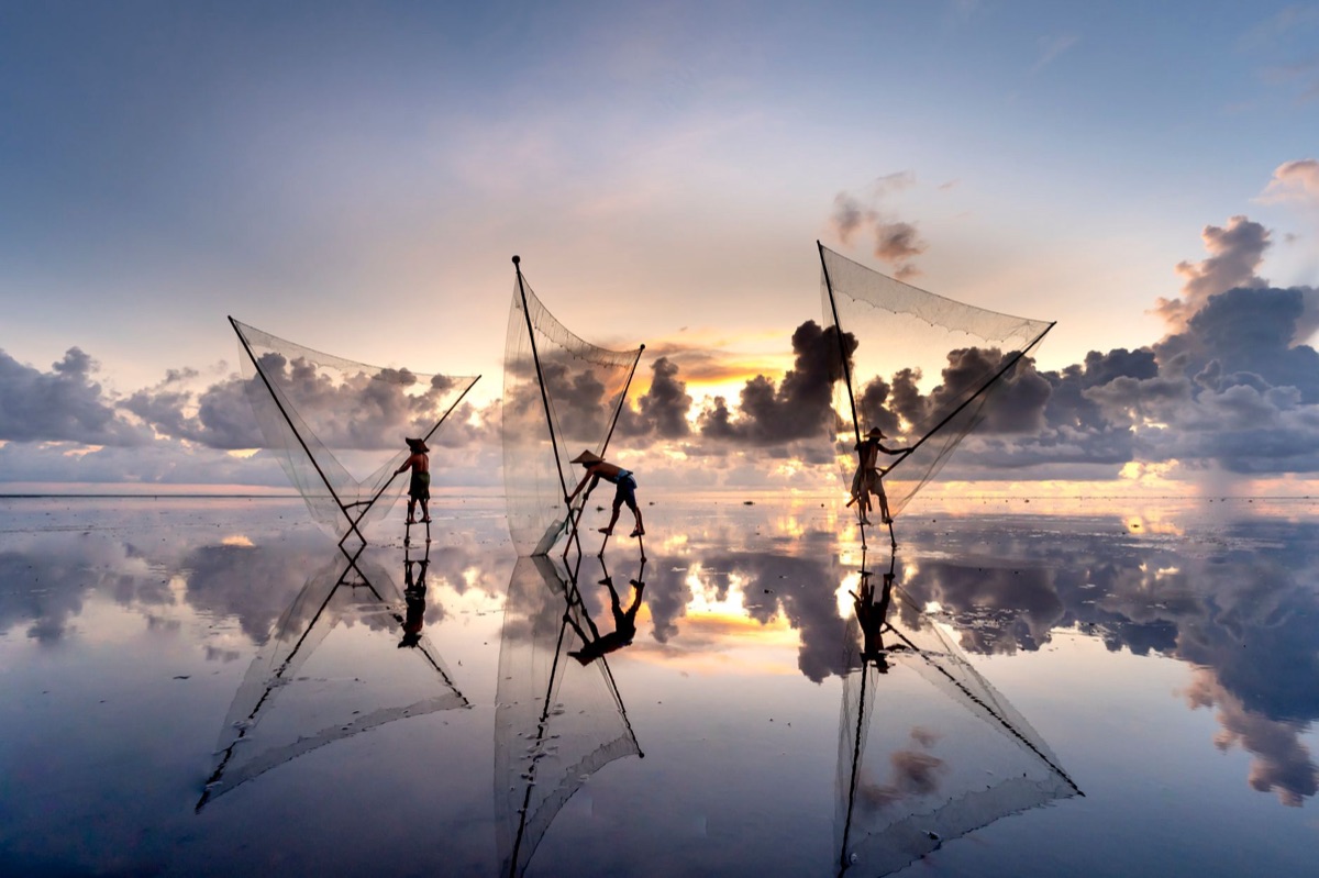 pescadores en zona costera