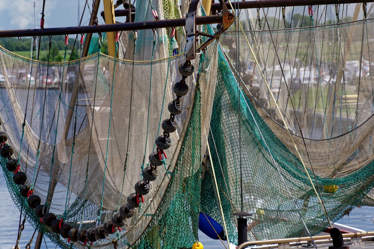 Bateau de pêche avec filets