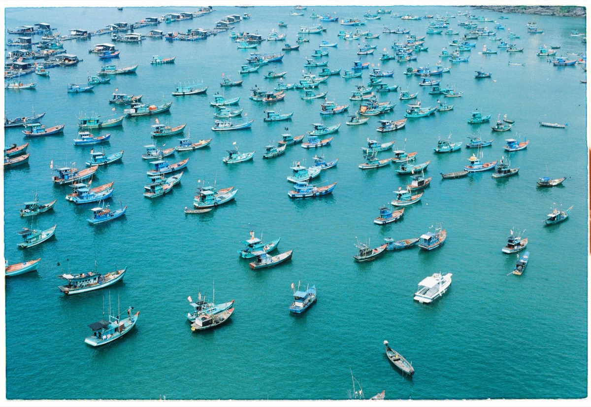 oceano com barcos de pesca