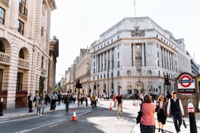Finance : Guide de la stabilité financière au cœur de Londres